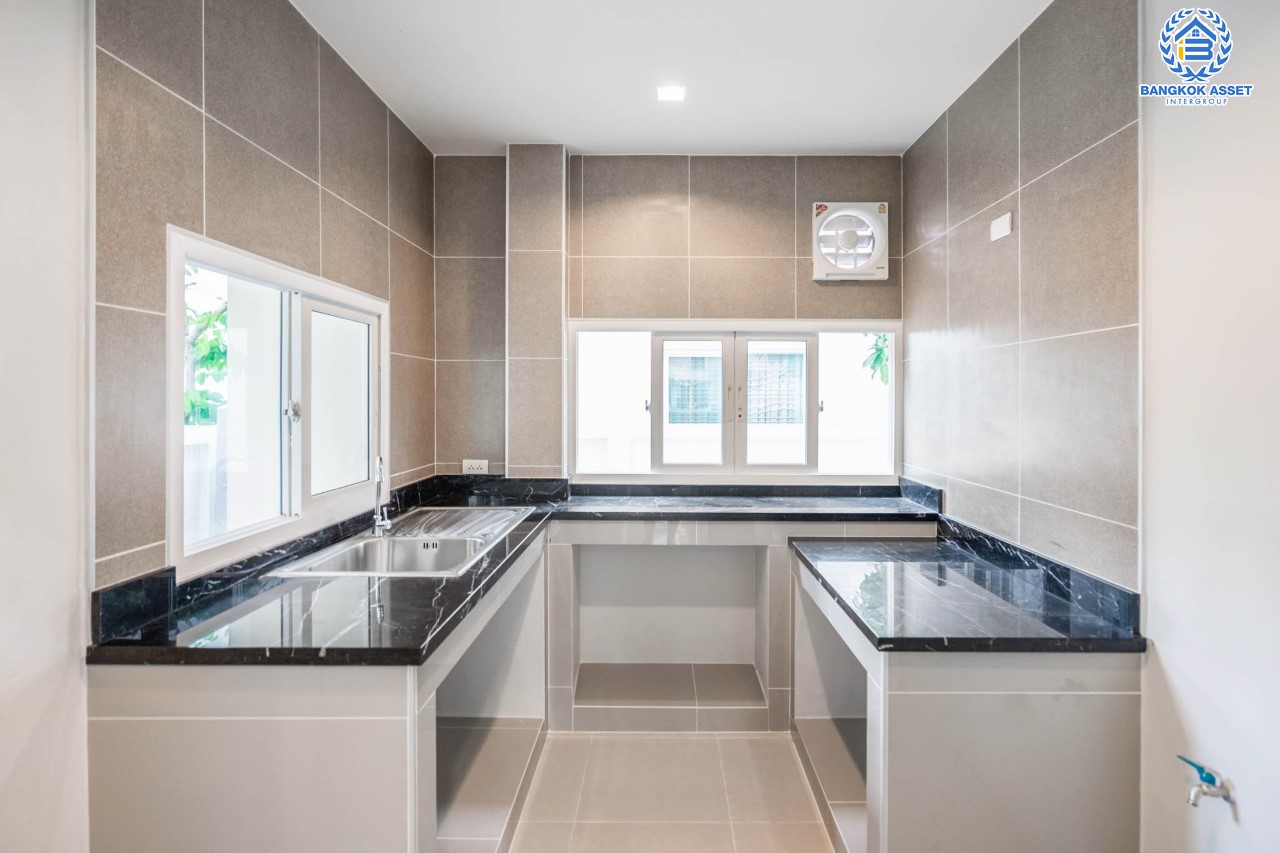 บ้านมือสองตกแต่งใหม่ ดีไซน์ Classic แบรนด์ AP ม.เดอะเซนโทร รัตนาธิเบศร์-ราชพฤกษ์  เนื้อที่ 50.8 ตร.ว. ฟังก์ชันจัดเต็ม 3 ห้องนอน 3 ห้องน้ำ จอดรถได้ 2 คัน บนทำเลศักยภาพ เชื่อมต่อหลายเส้นทางทั้ง ถ.ราชพฤกษ์ ,ถ.รัตนาธิเบศร์ และถ.กาญจนาภิเษก และเพียง 5 นาทีถึงรถไฟฟ้า "สถานีบางพลู"...